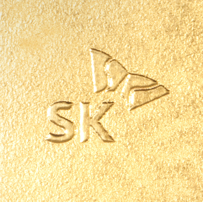 순금 명함에 로고 형압 처리로 입체감을 강조한 디자인 예시