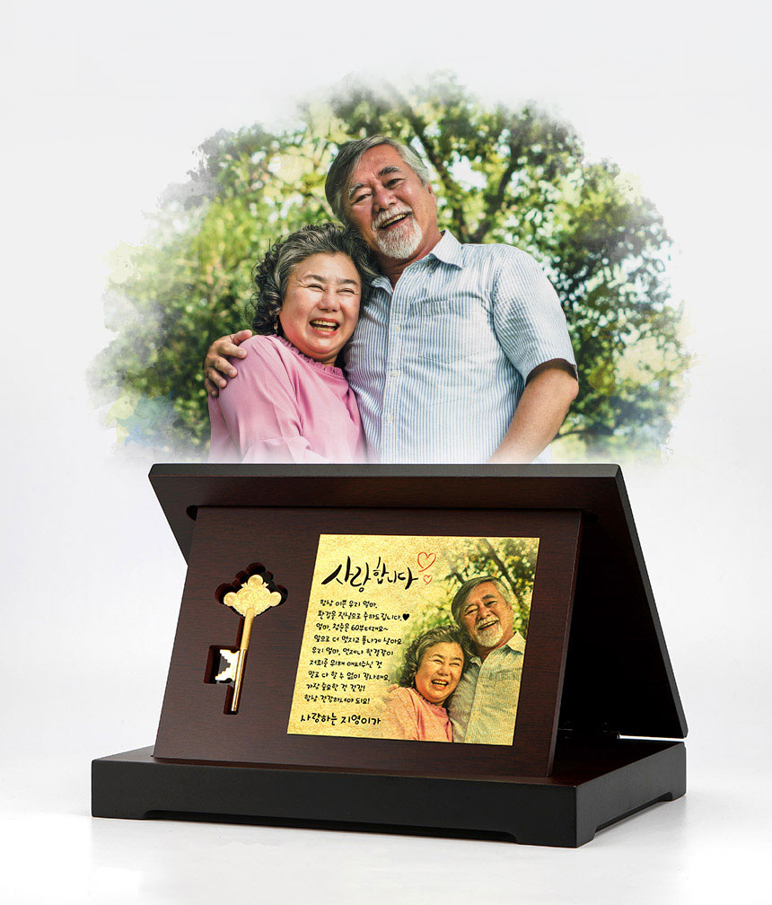 진과 메시지를 담은 24K 순금 열쇠 상패 구성