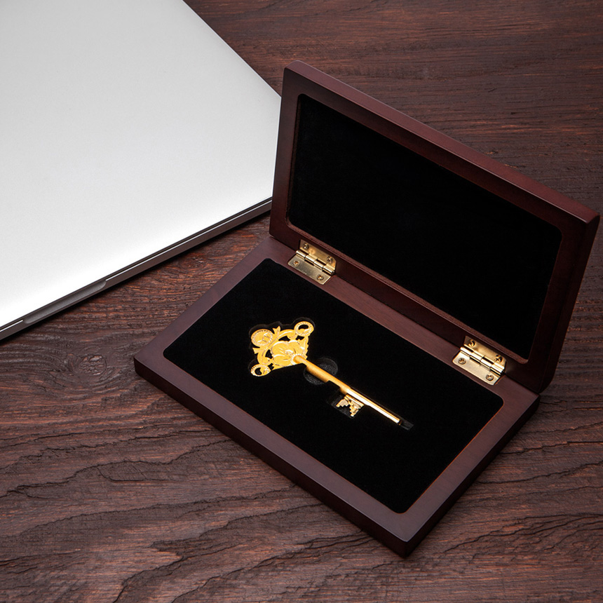 프리미엄 우드케이스에 담긴 24K 순금열쇠 상패