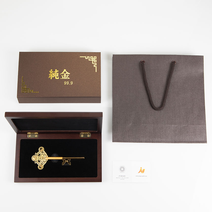 24K 순금열쇠와 맞춤 각인 명판이 포함된 프리미엄 우드케이스 상세 이미지