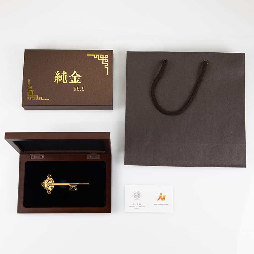 24K 순금열쇠와 맞춤 각인 명판이 포함된 프리미엄 우드케이스 상세 이미지