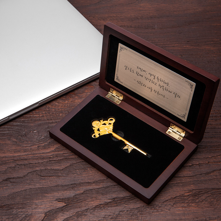 24K 순금 열쇠와 고급 우드케이스 구성의 프리미엄 선물 세트