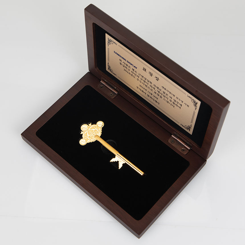 우드케이스에 담긴 순금 열쇠와 정성스러운 패키지 구성