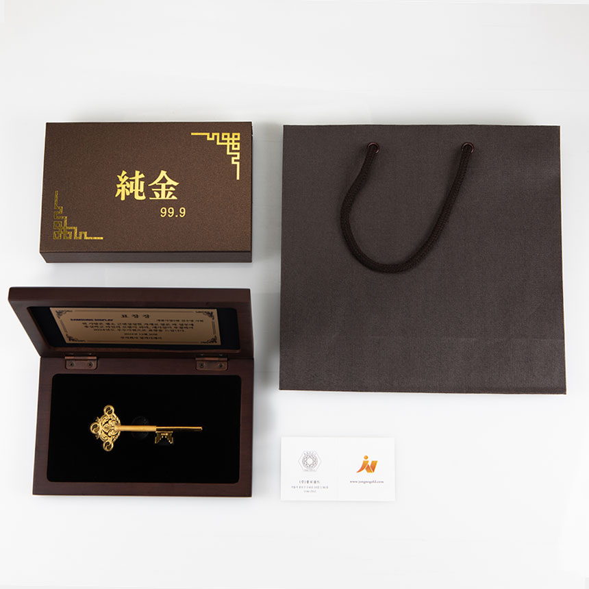 24K 순금열쇠와 맞춤 각인 명판이 포함된 프리미엄 우드케이스 상세 이미지