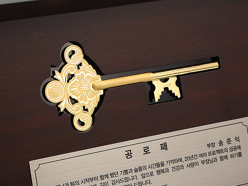 브랜드 로고가 새겨진 고급 케이스 오픈 상태 이미지