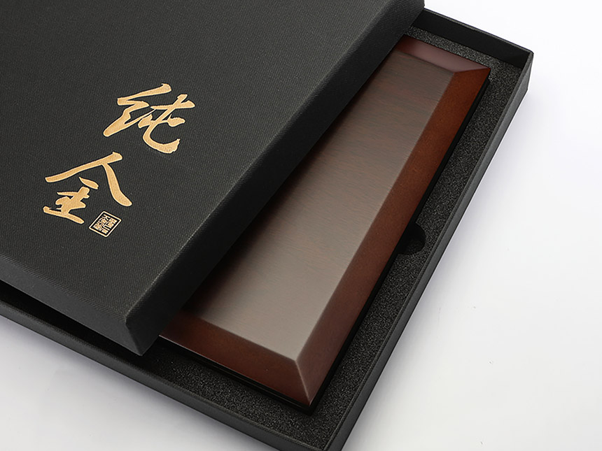 감사 문구와 명판이 포함된 순금 열쇠 상패 측면 디테일