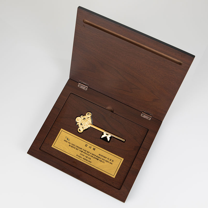 고급스러운 케이스에 담긴 순금 열쇠 상패 구성품
