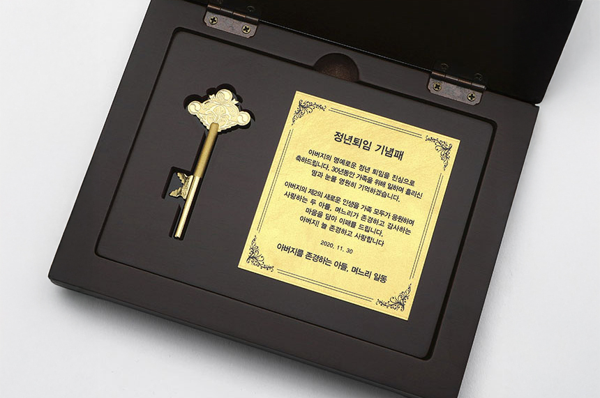 24K 순금열쇠와 맞춤 각인 명판이 포함된 프리미엄 우드케이스 상세 이미지