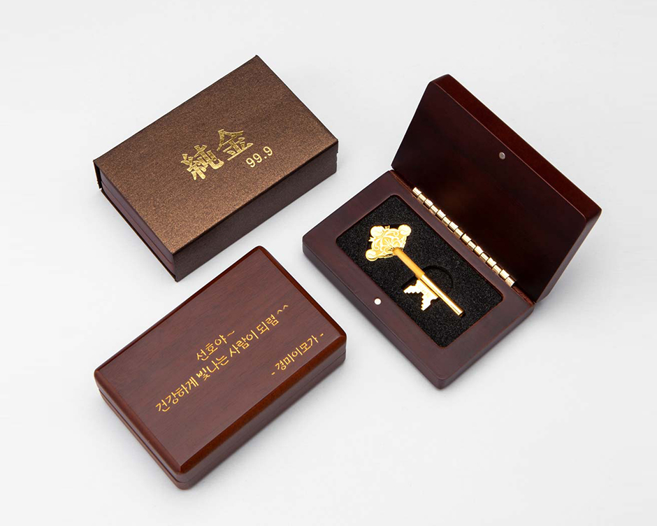 종로골드 순금 열쇠가 담긴 미니 우드 케이스 오픈 모습