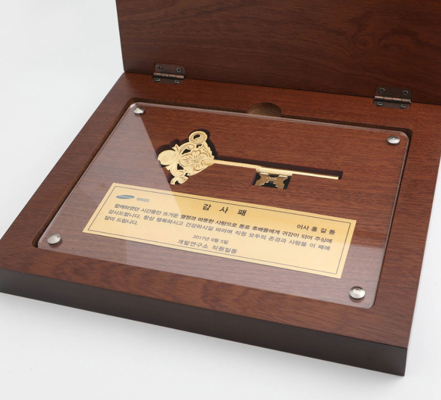 고급 우드 프레임과 이중구조 받침대 디자인