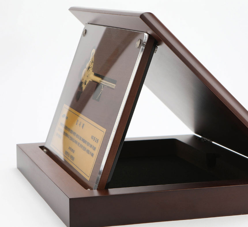 금박 명판과 아크릴, 다보로 구성된 3중 구조의 상패 디테일