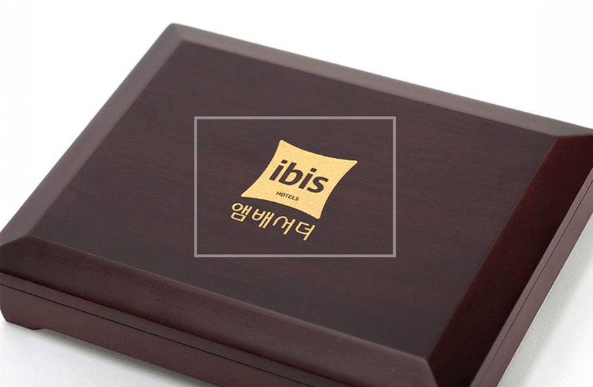 블랙 고급 케이스와 함께 제공되는 24K 순금 퇴직패 구성품 예시