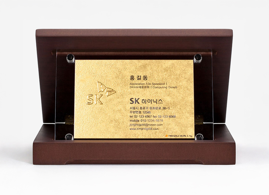 빛에 반사되는 24K 금명함 형압 디테일