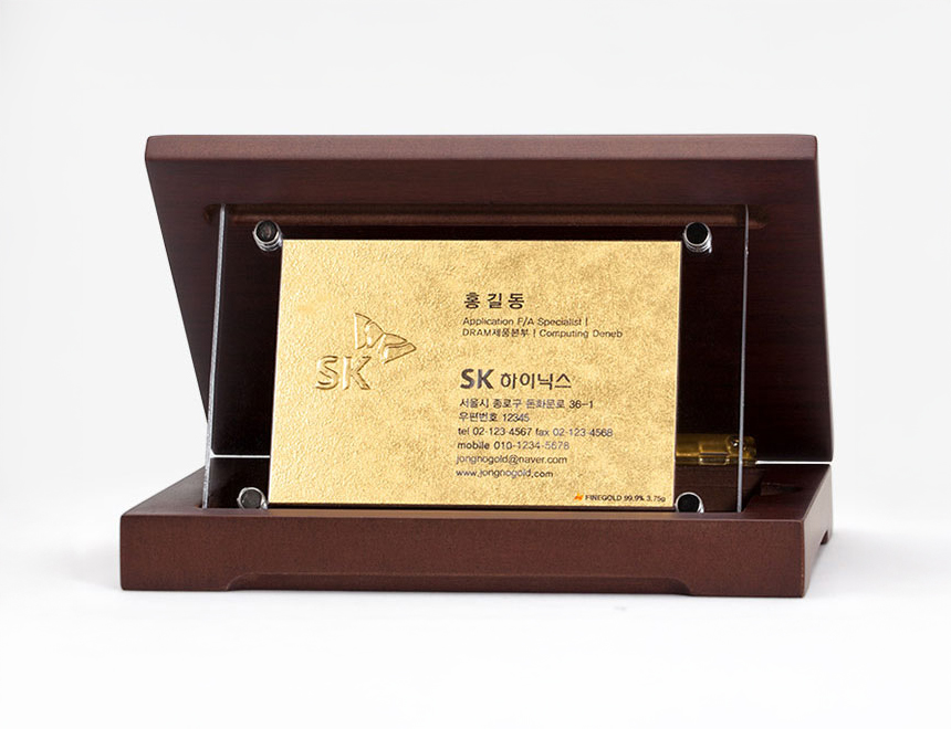 기업 로고를 형압 처리한 순금 명함의 고급스러운 질감