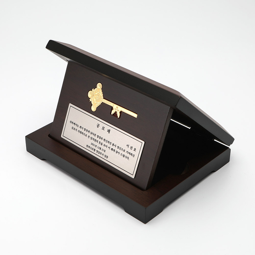 감사 메시지가 인쇄된 고급스러운 순금 명판과 프레스 열쇠 상패 구성