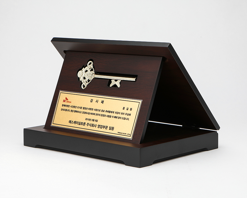 고급 우드케이스에 진열된 골드플레이트 상패 구성품 전체 이미지
