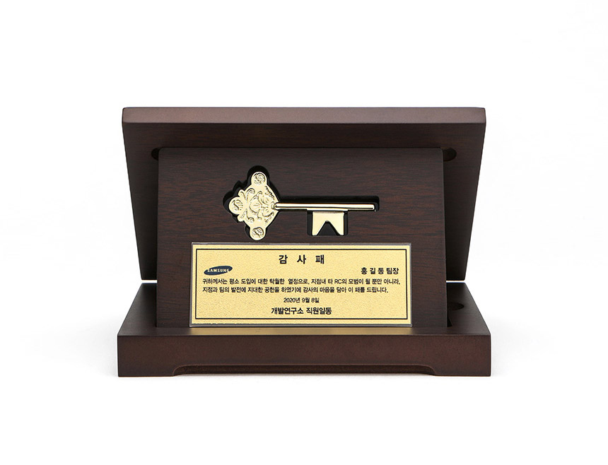 정교한 디테일을 표현한 진열용 모형열쇠 클로즈업 이미지