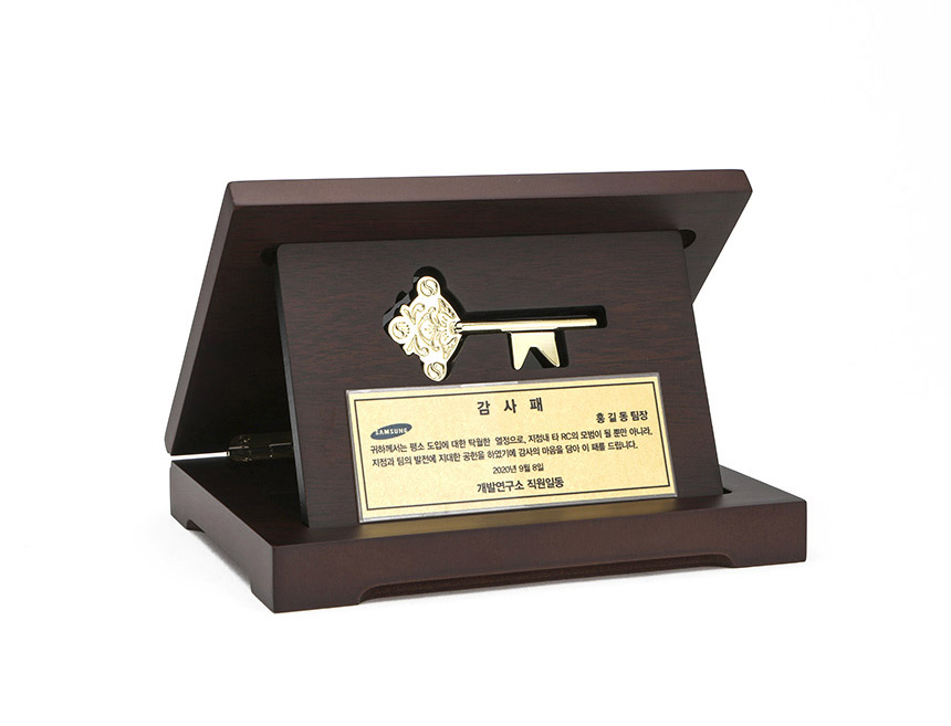 감사 메세지가 코팅 인쇄된 순금 금박명판의 선명한 확대 이미지