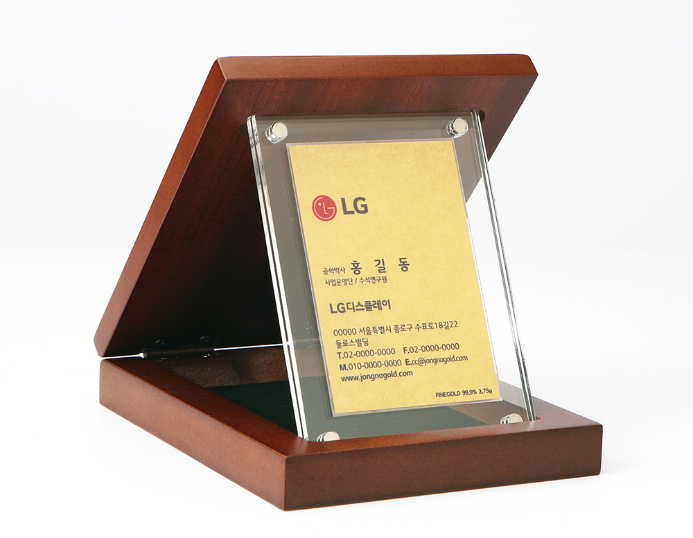 트렌디한 사원증 스타일로 제작된 순금 명함상패 측면 이미지