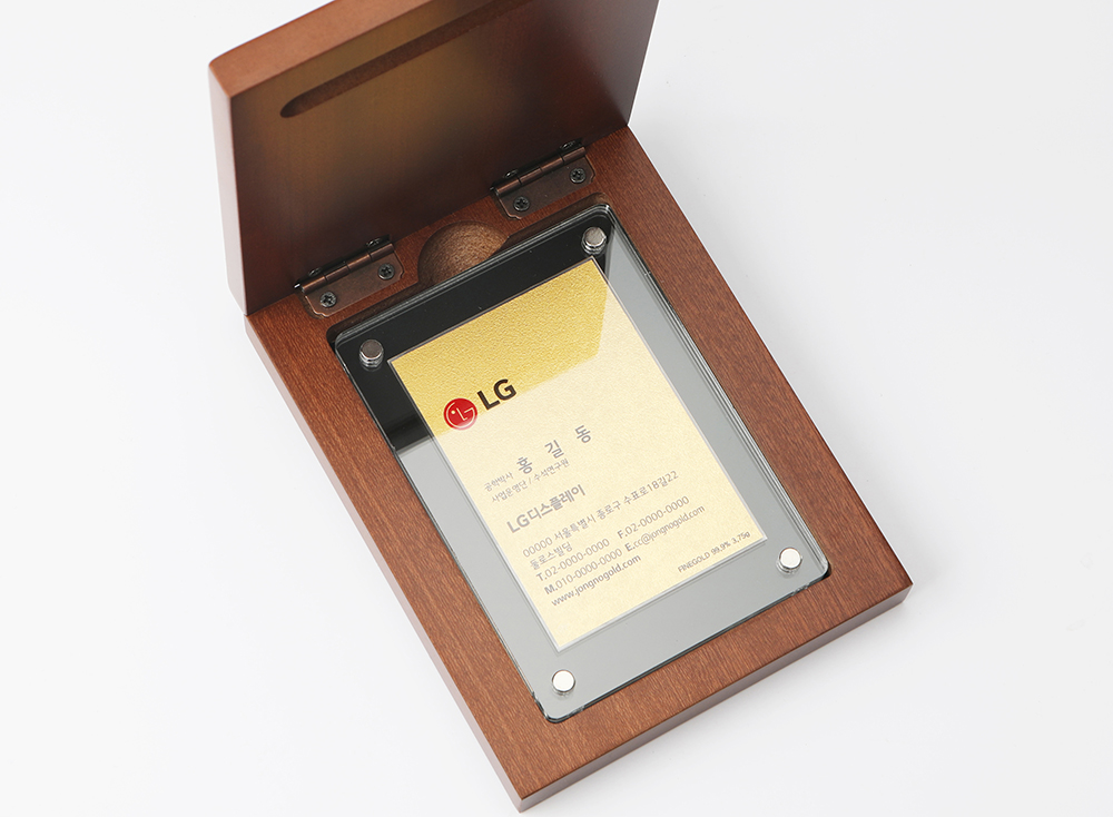 퇴직 및 입사 기념용으로 인기 있는 세로형 순금 명함 구성