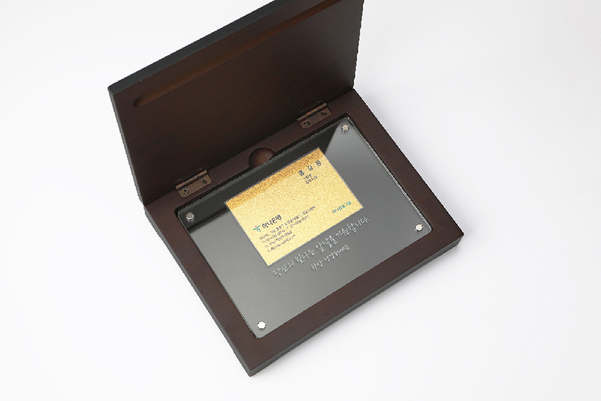 감사의 메시지가 선명하게 인쇄된 중형 사이즈의 순금 명함 아크릴 감사패 측면 모습