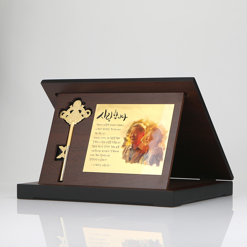 순금 열쇠 상패와 함께 구성된 케이스 내부 구성품