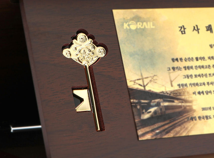 고급 천 케이스에 포장된 순금 열쇠 상패