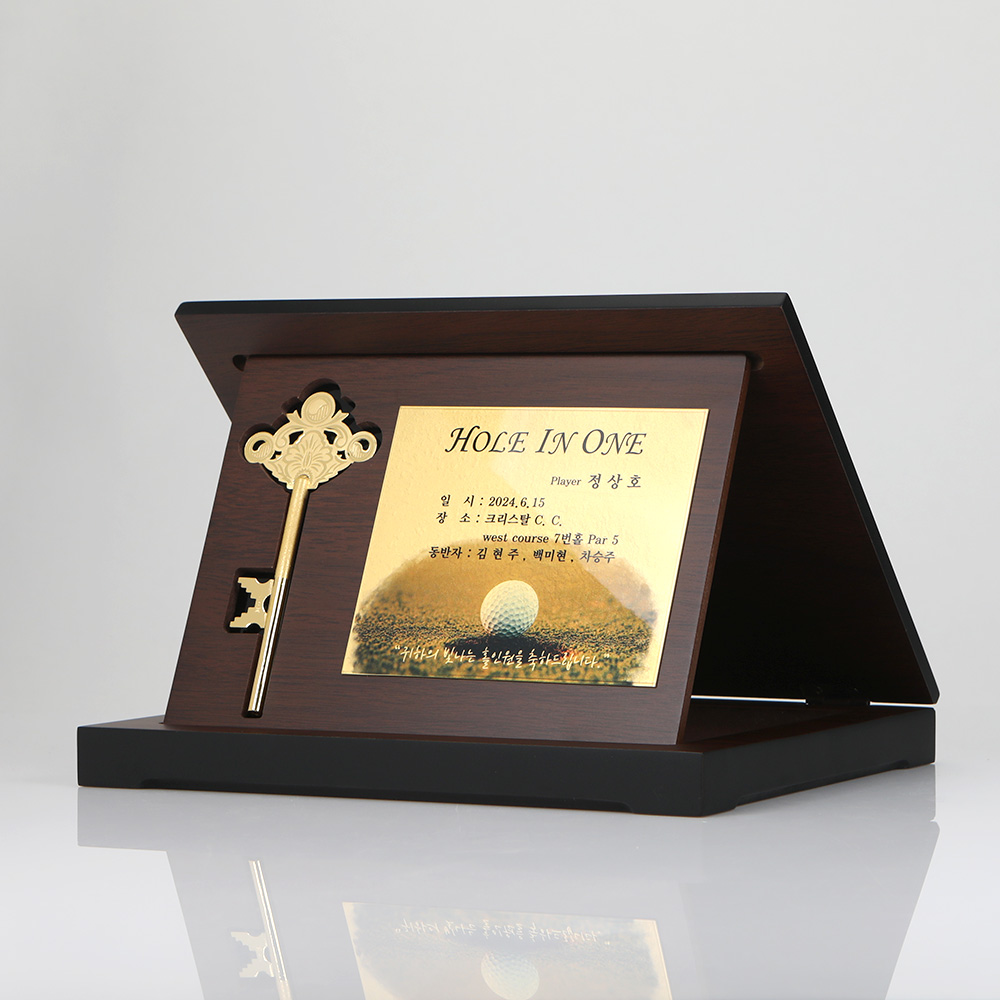 정교한 각인 디테일이 돋보이는 순금 상패 측면 확대 이미지