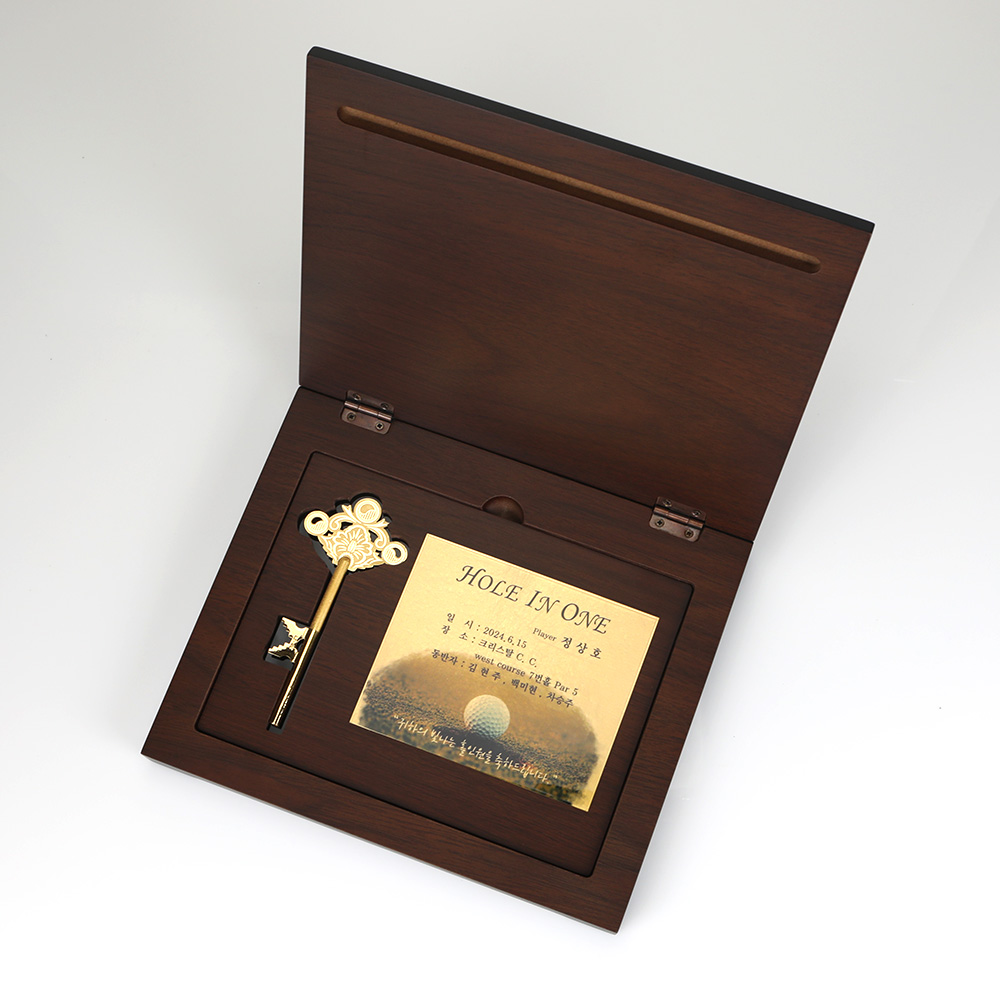 프리미엄 상패에 담긴 순금 상패 세트 이미지