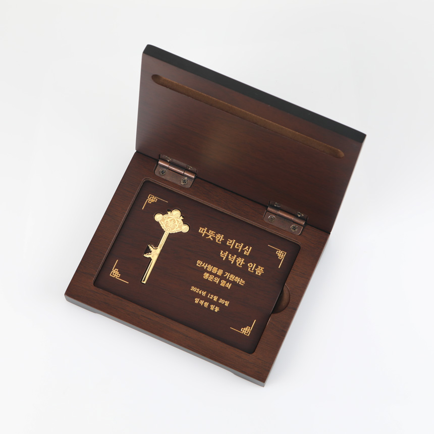 내부 구성품과 함께 진열된 고급 순금 열쇠 상패